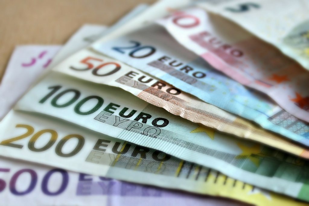 Caro ci costa l'euro: in vent'anni ogni italiano ha perso 75 mila euro (mentre la Germania si arricchisce a scapito degli altri Paesi)