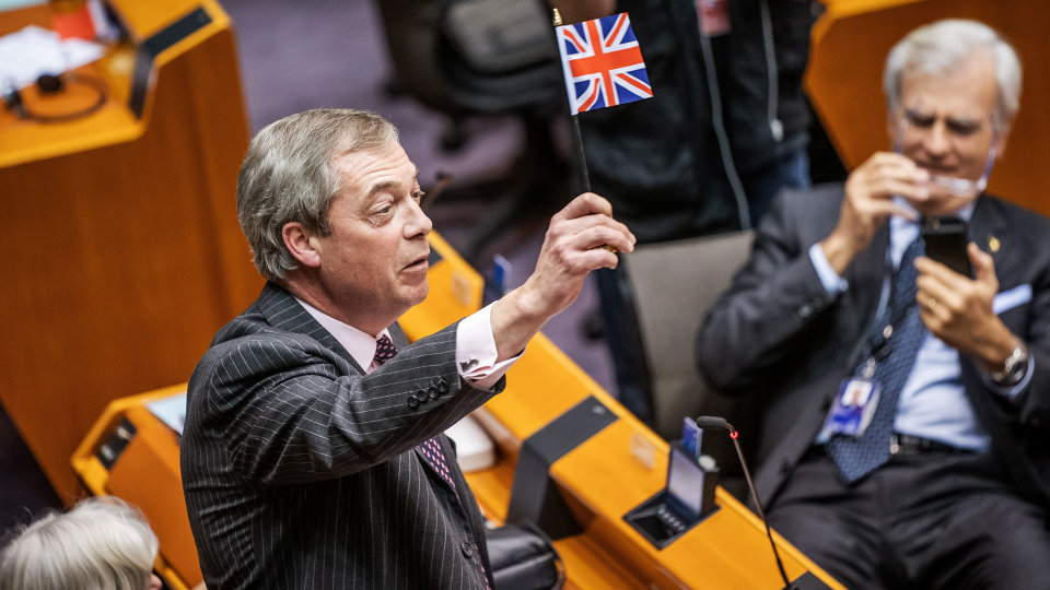 Brexit, Farage ringrazia Casaleggio ma il Movimento, nel frattempo, è cambiato (e ora tifa per l'Ue)