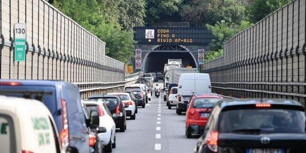 Autostrade, l'ultima idea dei Benetton: spingere lo Stato a ricomprarsi (a caro prezzo) le quote della famiglia