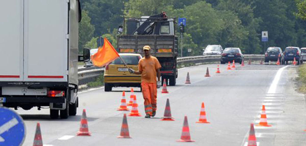 L'inferno degli operai nei cantieri in autostrada: "Costretti a lavorare rischiando la vita, pagando i pedaggi di tasca nostra" 