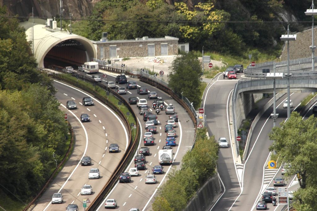 Autostrade, l'ultima idea dei Benetton: spingere lo Stato a ricomprarsi (a caro prezzo) le quote della famiglia