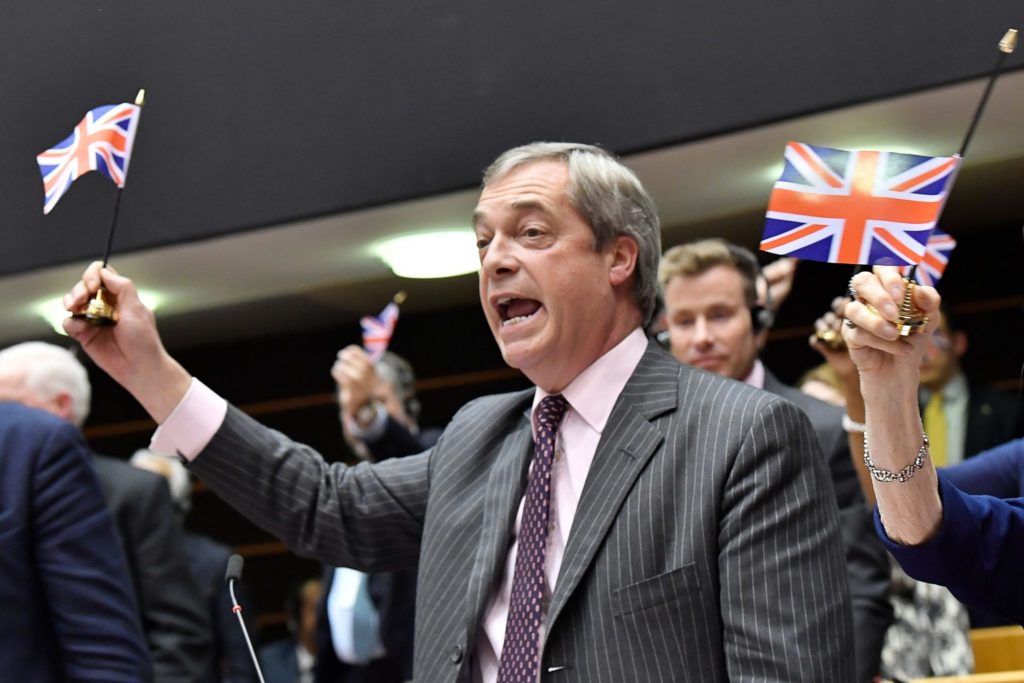 Né cattivo né irriverente: nel discorso di Farage c'è la rabbia di chi si sente tradito da un'Ue mai dalla parte dei cittadini