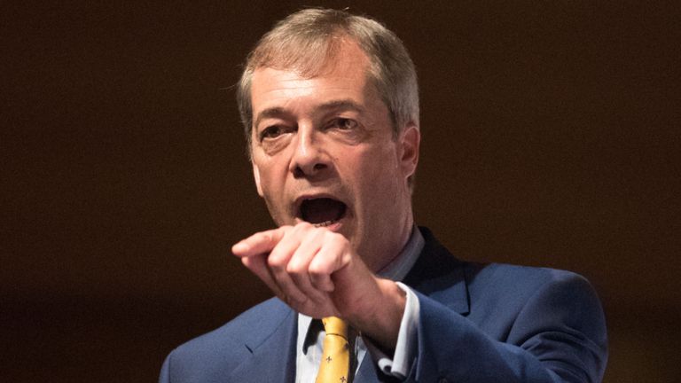 Né cattivo né irriverente: nel discorso di Farage c'è la rabbia di chi si sente tradito da un'Ue mai dalla parte dei cittadini