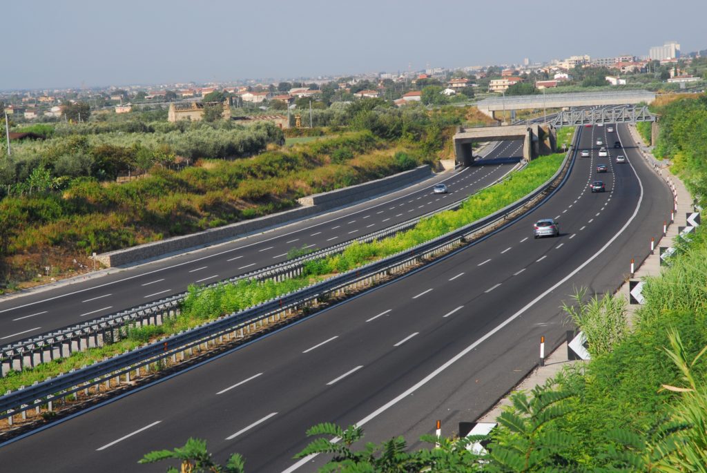 Non solo Atlantia: il mondo delle concessioni autostradali è una giungla di vantaggi per i privati (mentre lo Stato tace)