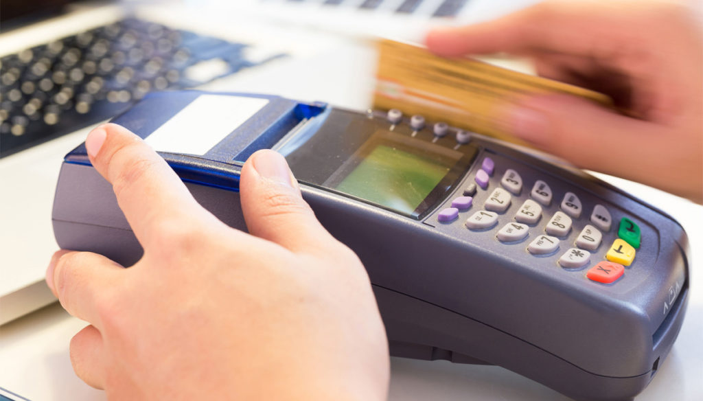 La lotta al contante conviene? Ecco chi guadagna davvero dalla rivoluzione digitale