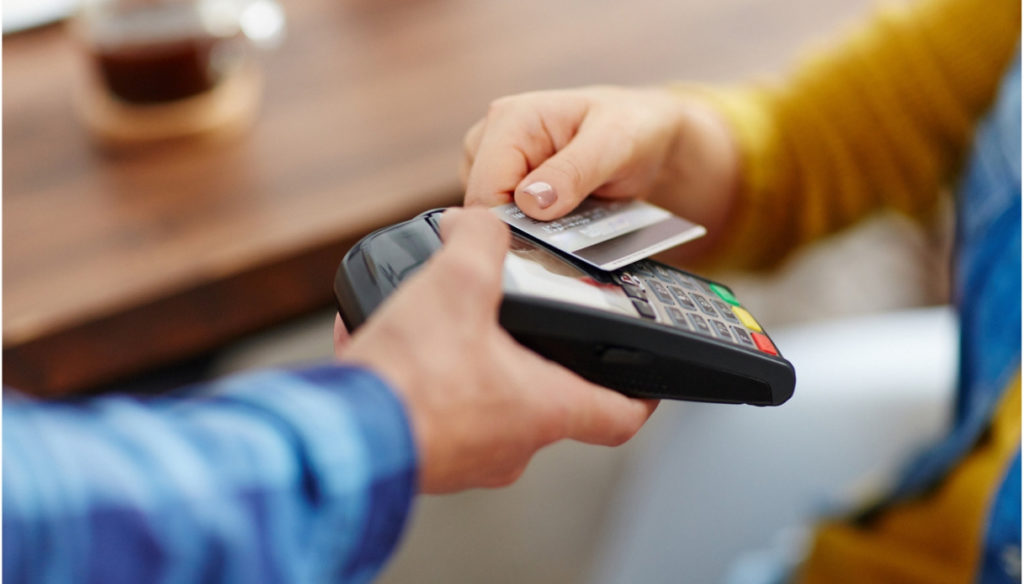 La lotta al contante conviene? Ecco chi guadagna davvero dalla rivoluzione digitale