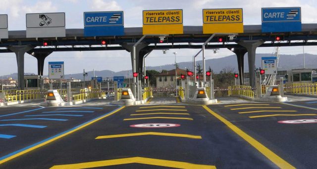 Non solo Atlantia: il mondo delle concessioni autostradali è una giungla di vantaggi per i privati (mentre lo Stato tace)