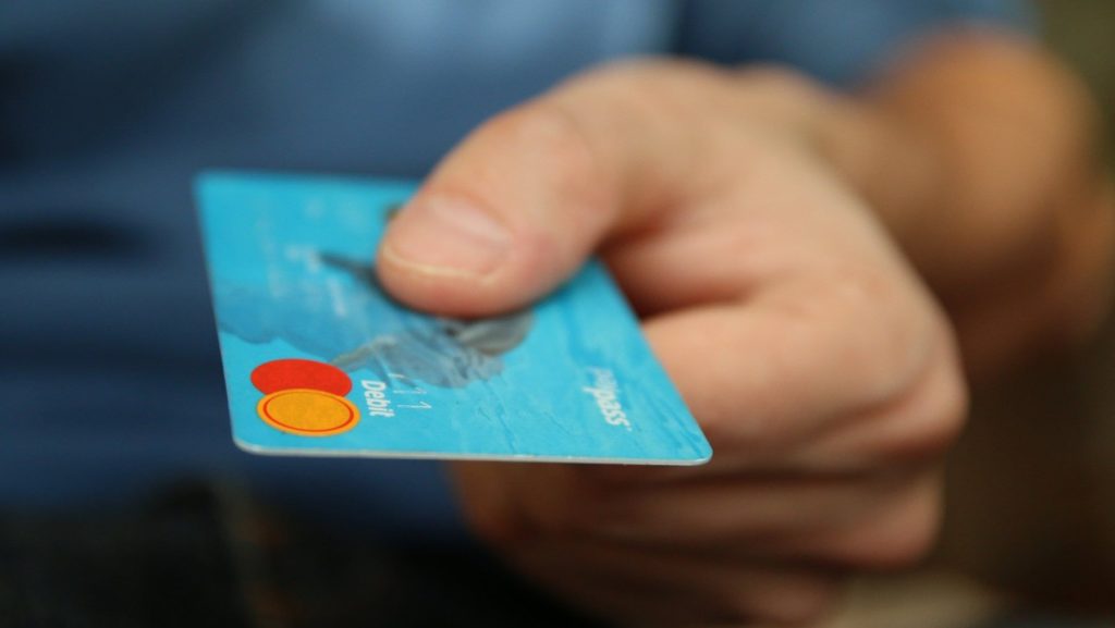 La lotta al contante conviene? Ecco chi guadagna davvero dalla rivoluzione digitale