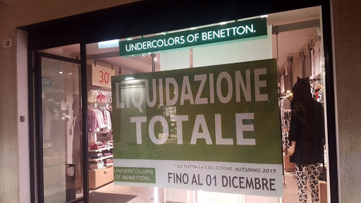 La marcia delle United Victims of Benetton contro le scelte dell'azienda