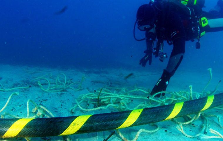 L'informazione corre sott'acqua: i dati di quasi 8 milioni di persone nascosti nell'Oceano