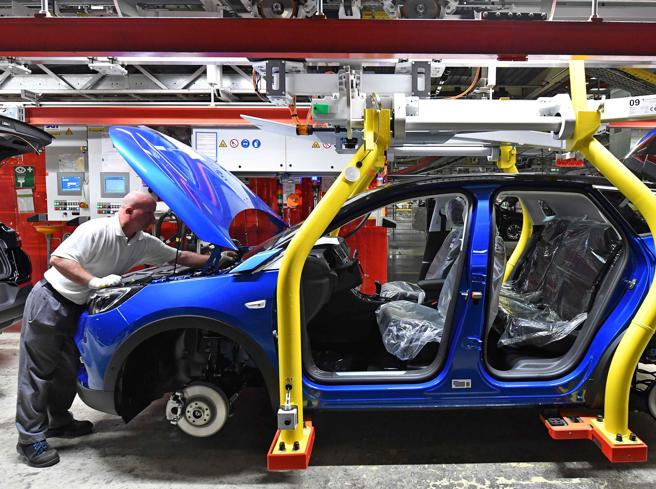 Auto, il coronavirus batte i primi colpi: crollano le immatricolazioni in Italia