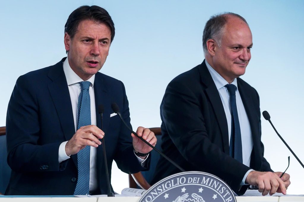 Gli stranieri in fuga dal debito italiano: ad acquistare i nostri titoli sono rimaste la Bce, banche e assicurazioni