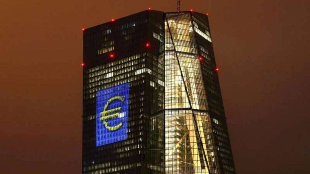 L'unica soluzione per uscire dalla crisi? La Bce deve stampare moneta e darla a imprese e cittadini
