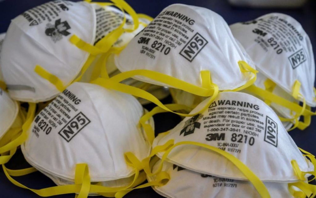 Sequestri, dirottamenti, minacce: la guerra delle mascherine è esplosa in tutto il mondo