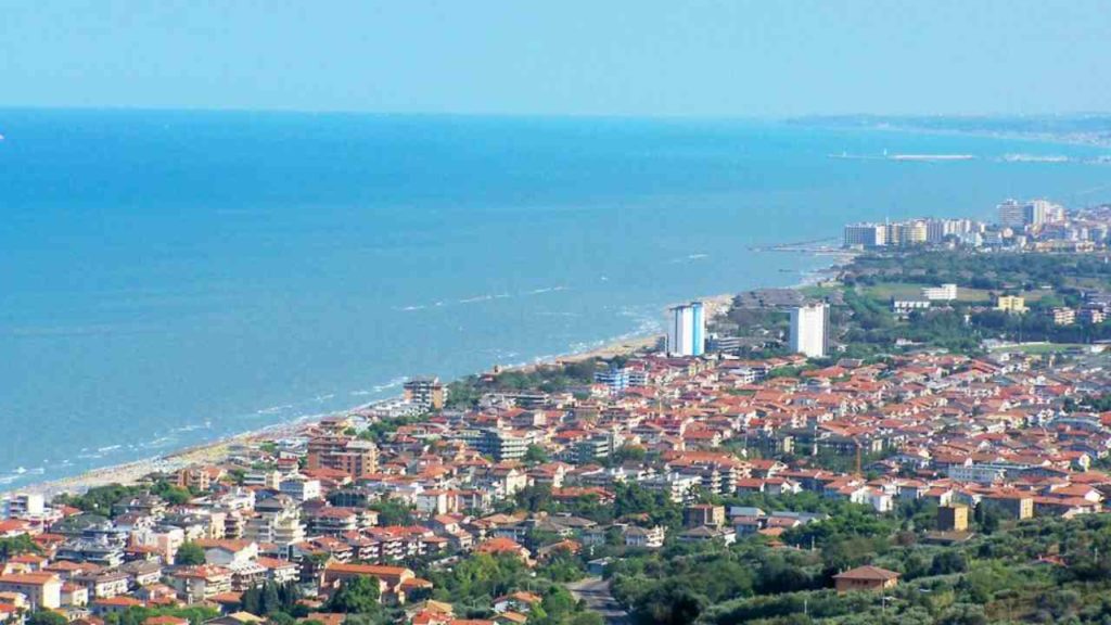 L'hotel taglia il personale a causa della crisi, lui si suicida a 27 anni: la tragedia nel Teramano