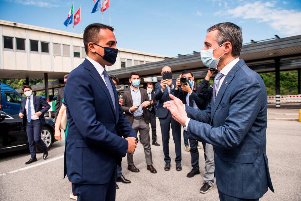 La scorta extra-large di Di Maio: ma non doveva tagliare i privilegi?