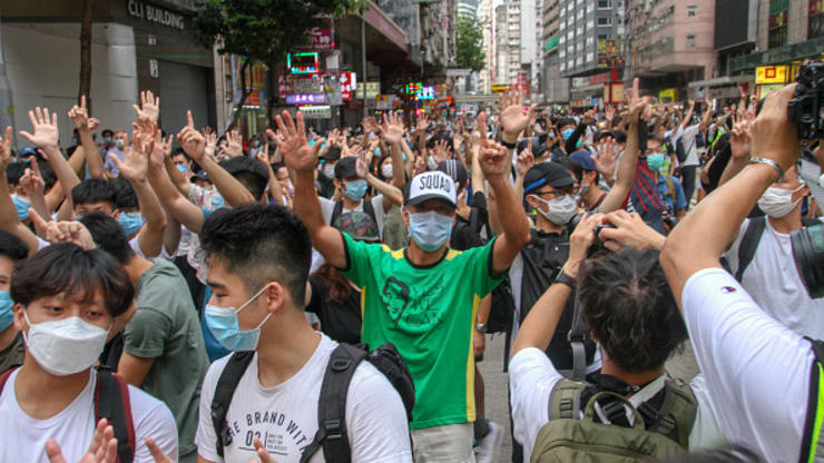 La vergognosa repressione di Pechino: 370 arresti tra i manifestanti a Hong Kong