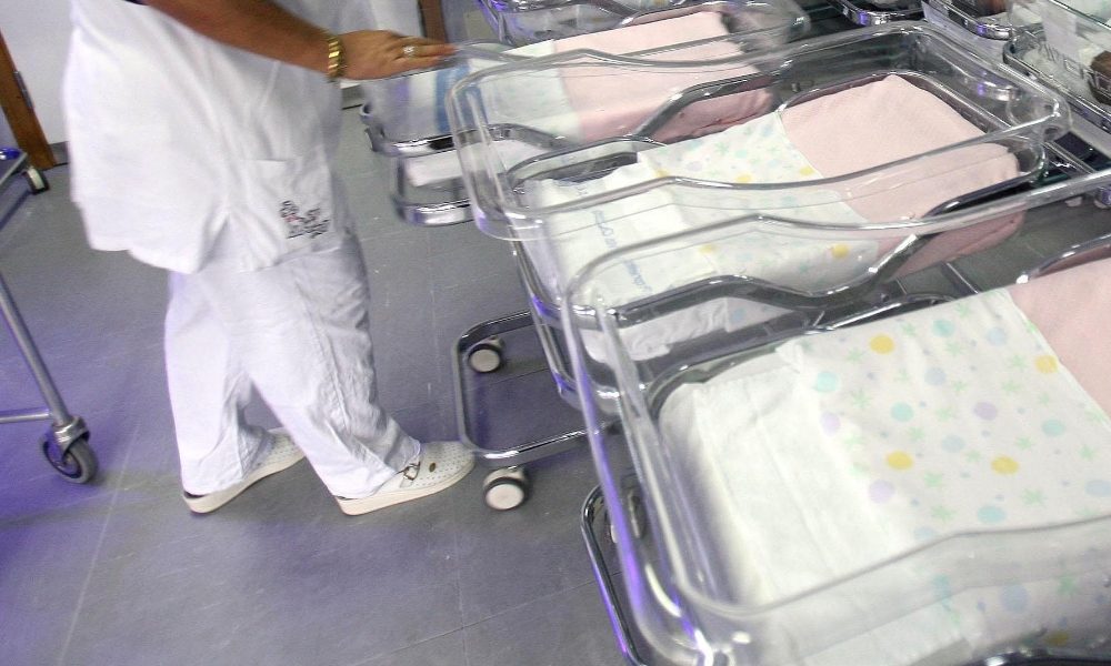 La crisi frena i sogni degli aspiranti genitori: 10 mila nati in meno in Italia