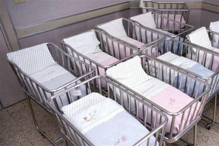 La crisi frena i sogni degli aspiranti genitori: 10 mila nati in meno in Italia