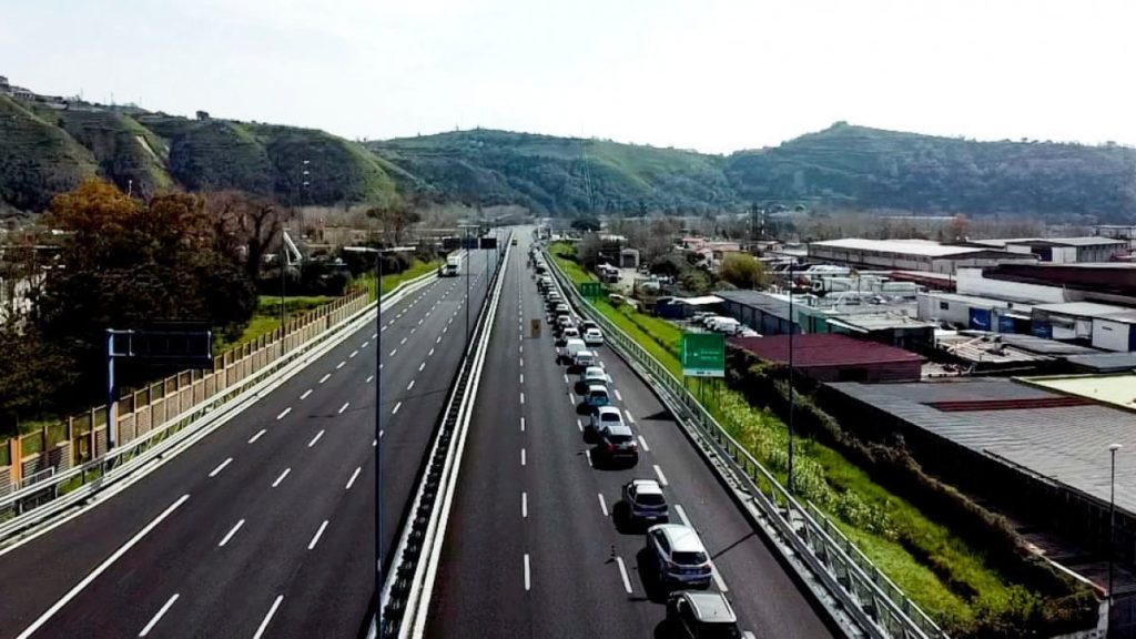 Autostrade, il Mit chiede i danni ad Aspi: "1 miliardo al mese di risarcimento" 