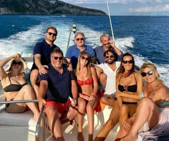 Sole, mare, yacht: la foto della Boschi (poi rimossa) che imbarazza Italia Viva
