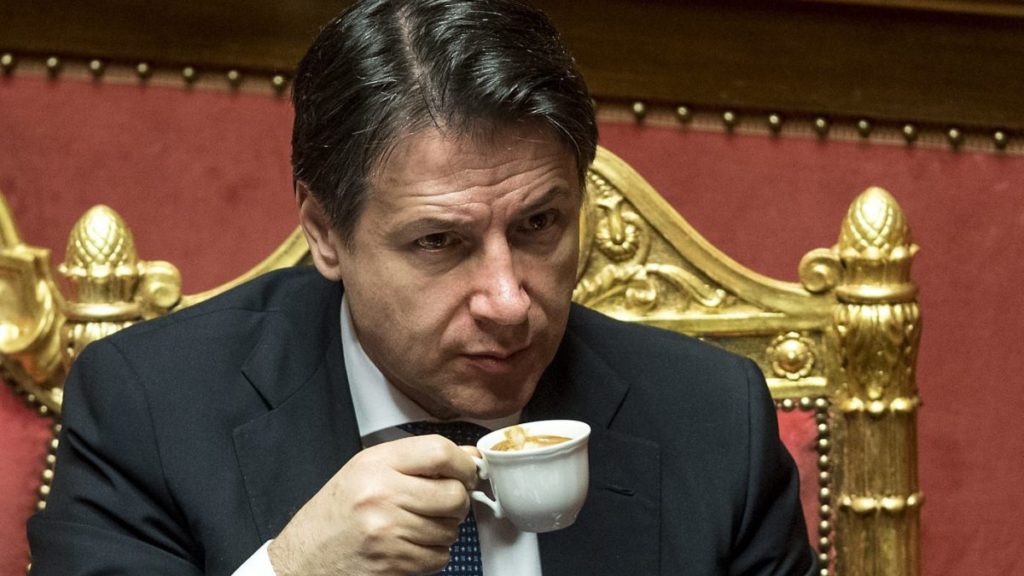 Il Conte bis lavora (quasi) solo di notte: altro che governo "alla luce del sole"
