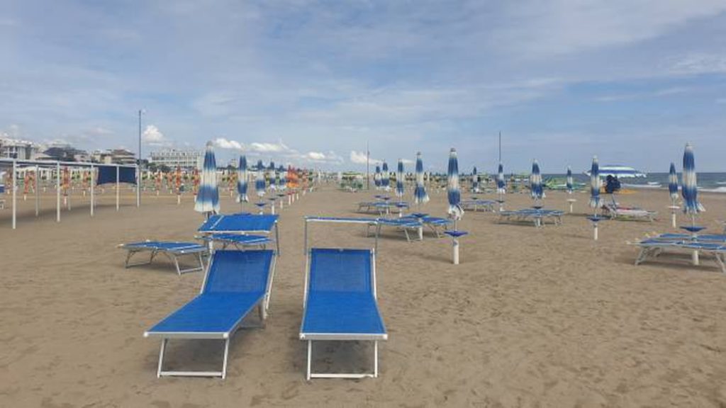 Campania, spiagge deserte e locali vuoti: così l'estate si trasforma in un incubo