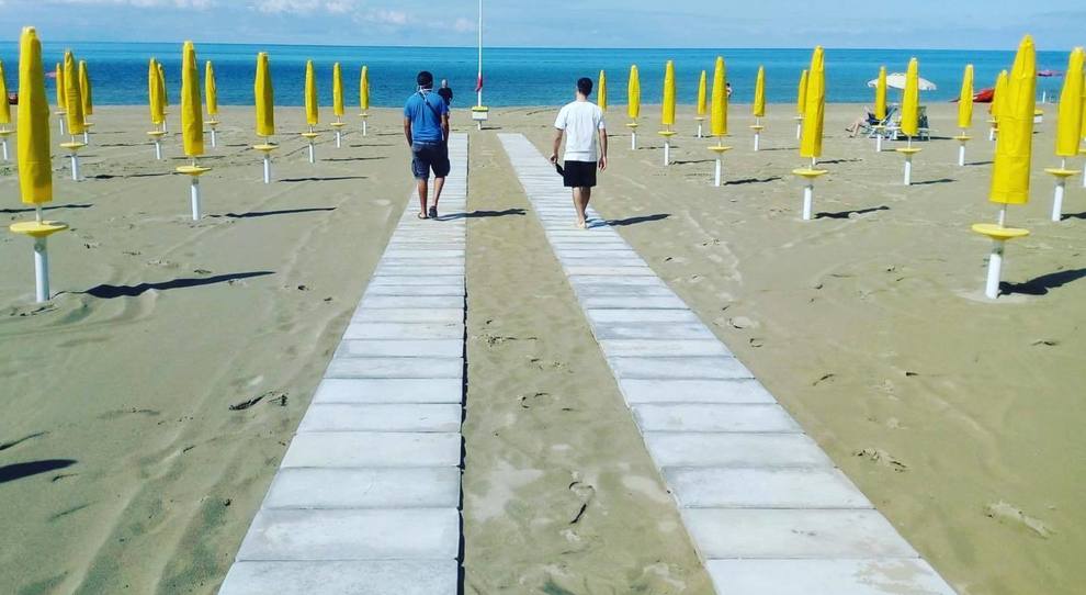 Campania, spiagge deserte e locali vuoti: così l'estate si trasforma in un incubo