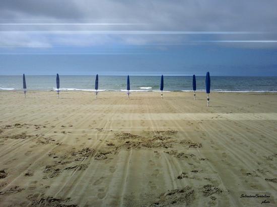 Campania, spiagge deserte e locali vuoti: così l'estate si trasforma in un incubo