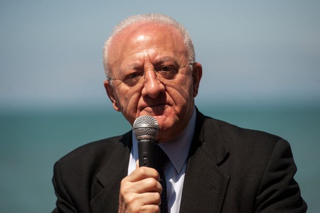 Campania, il candidato di De Luca nei guai: "Usa il marchio Rai per farsi pubblicità"
