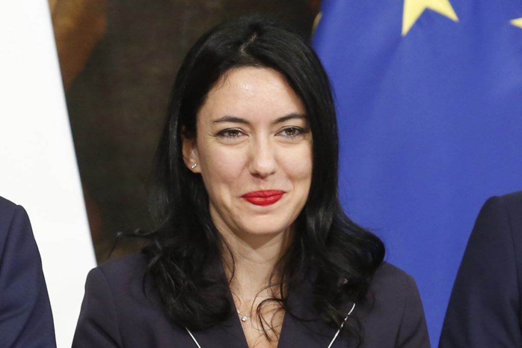 Il capolavoro definitivo della Azzolina: ora la ministra si assume da sola