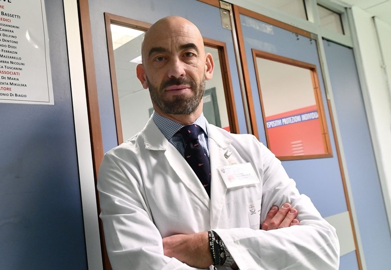 Il virologo: "La letalità del Covid è più bassa. Lo dico da mesi, non mi credevano"