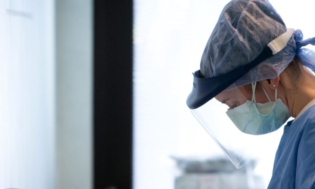 Il virologo: "La letalità del Covid è più bassa. Lo dico da mesi, non mi credevano"