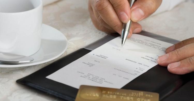 L'ultima del governo: sconto al ristorante se paghi con la carta