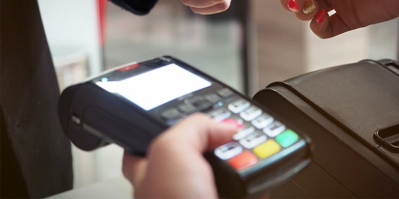 L'ultima del governo: sconto al ristorante se paghi con la carta