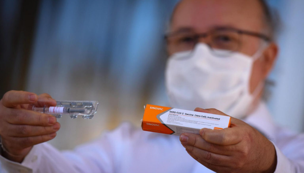 Obbligatorio, anzi no volontario: sul vaccino anti-Covid il governo è già spaccato