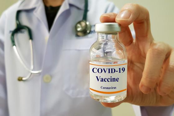 Obbligatorio, anzi no volontario: sul vaccino anti-Covid il governo è già spaccato
