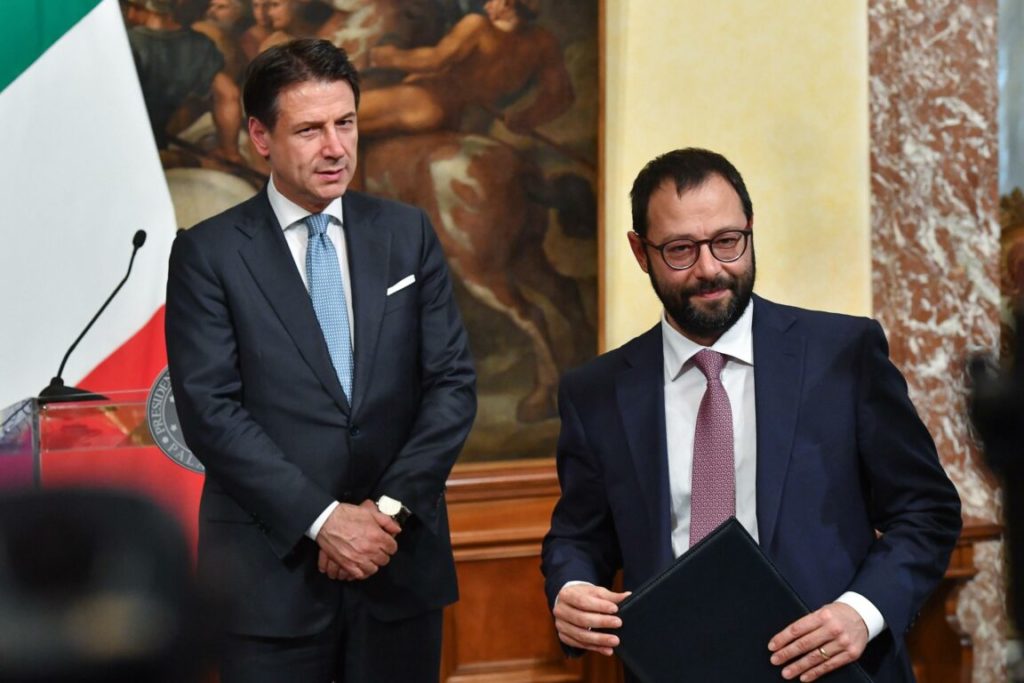 Il Paese delle crisi infinite: 150 tavoli ancora aperti e 300 mila lavoratori a rischio