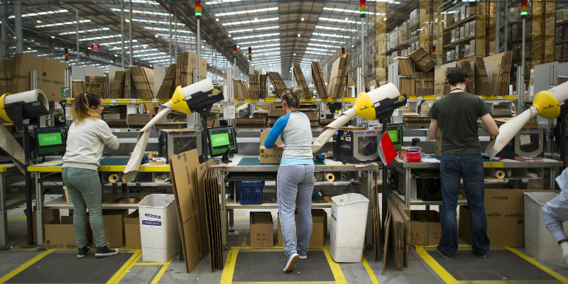 Il vero volto di Amazon: telecamere per spiare i dipedenti e licenziamenti-flash