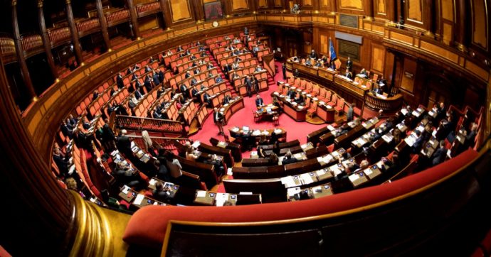 Ha vinto il sì ma ora serve una nuova legge elettorale: Pd e M5S, però, già si spaccano