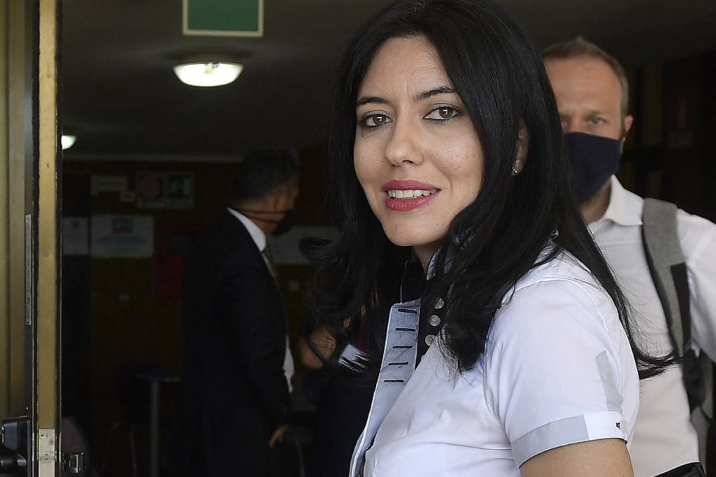 "Nessuno tocchi la Azzolina": il M5S difende la ministra anche dagli attacchi del Pd
