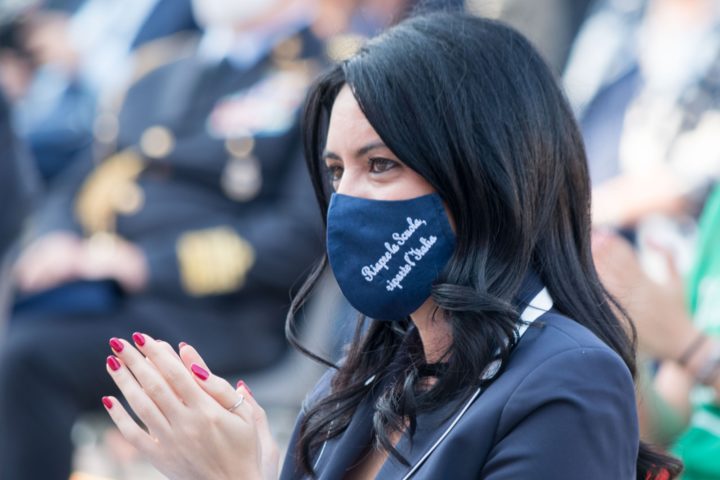 "Nessuno tocchi la Azzolina": il M5S  difende la ministra anche dagli attacchi del Pd