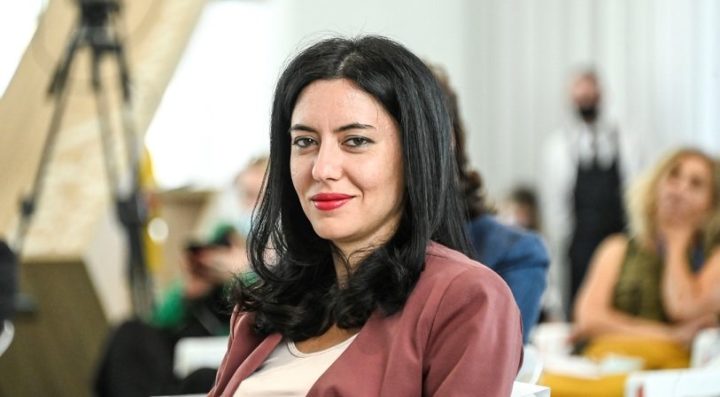 "Nessuno tocchi la Azzolina": il M5S difende la ministra anche dagli attacchi del Pd