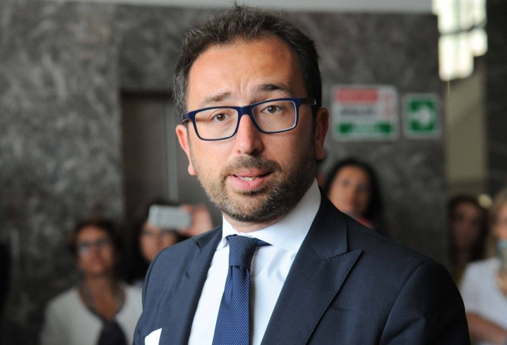 E adesso Bonafede invoca "il ritorno ai valori del Movimento 5S". Siamo alle comiche