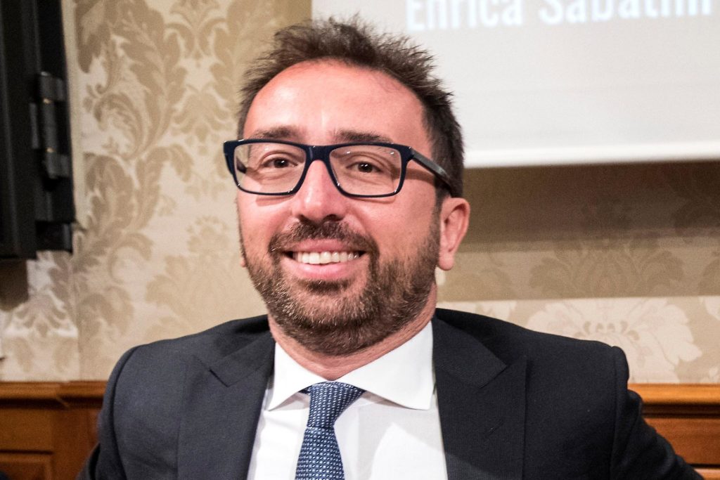 E adesso Bonafede invoca "il ritorno ai valori del Movimento 5S". Siamo alle comiche