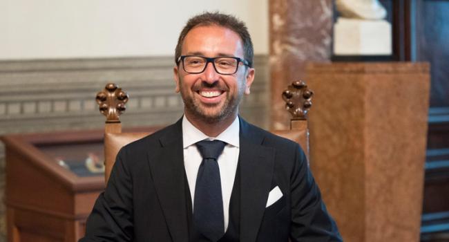 E adesso Bonafede invoca "il ritorno ai valori del Movimento 5S". Siamo alle comiche