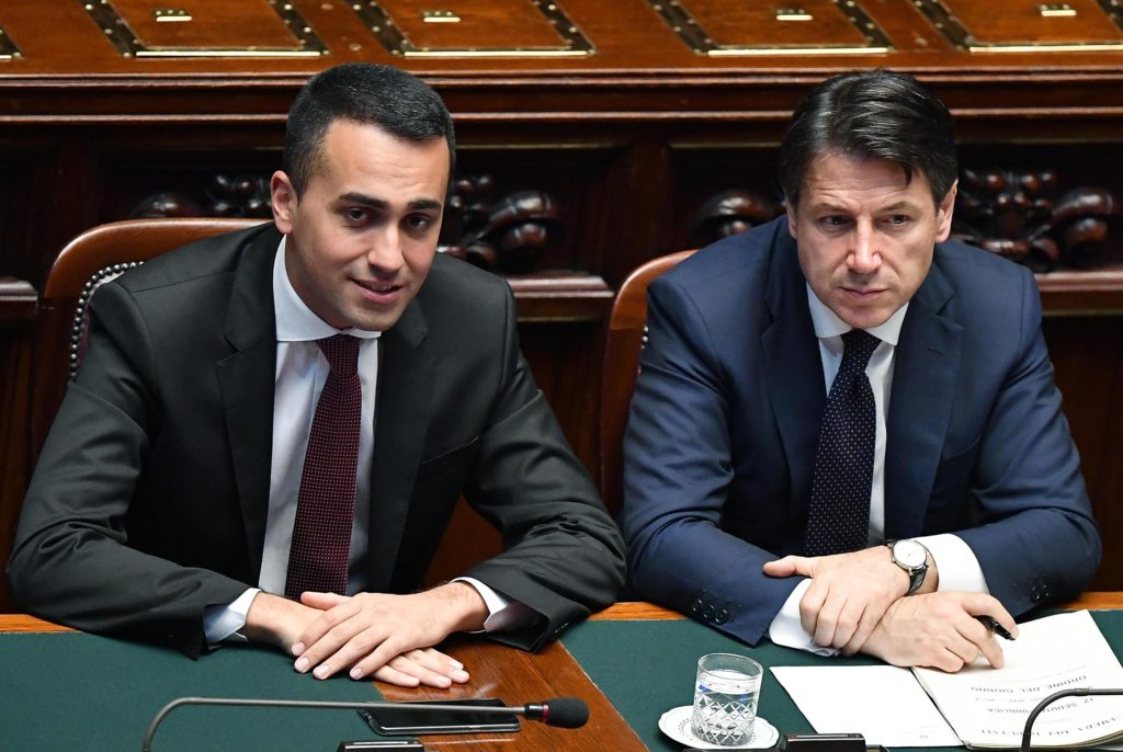 La rabbia dei 5 Stelle: "La guerra Di Maio-Conte sta distruggendo il Movimento"