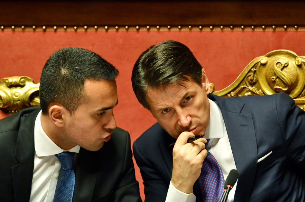La rabbia dei 5 Stelle: "La guerra Di Maio-Conte sta distruggendo il Movimento"
