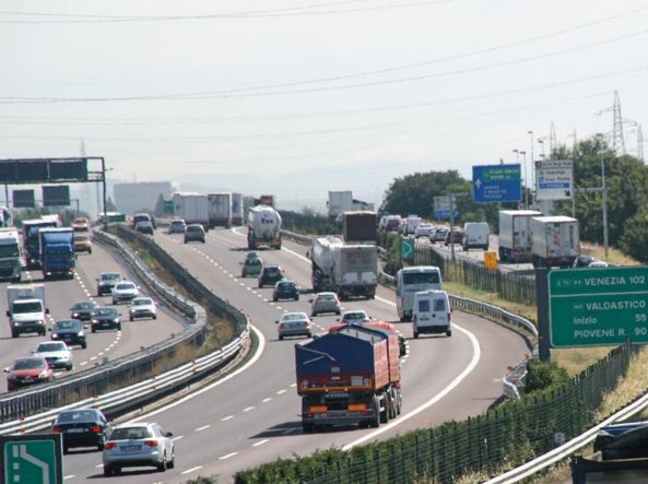 Le nostre autostrade sono una miniera d'oro: boom di profitti per tutti i concessionari
