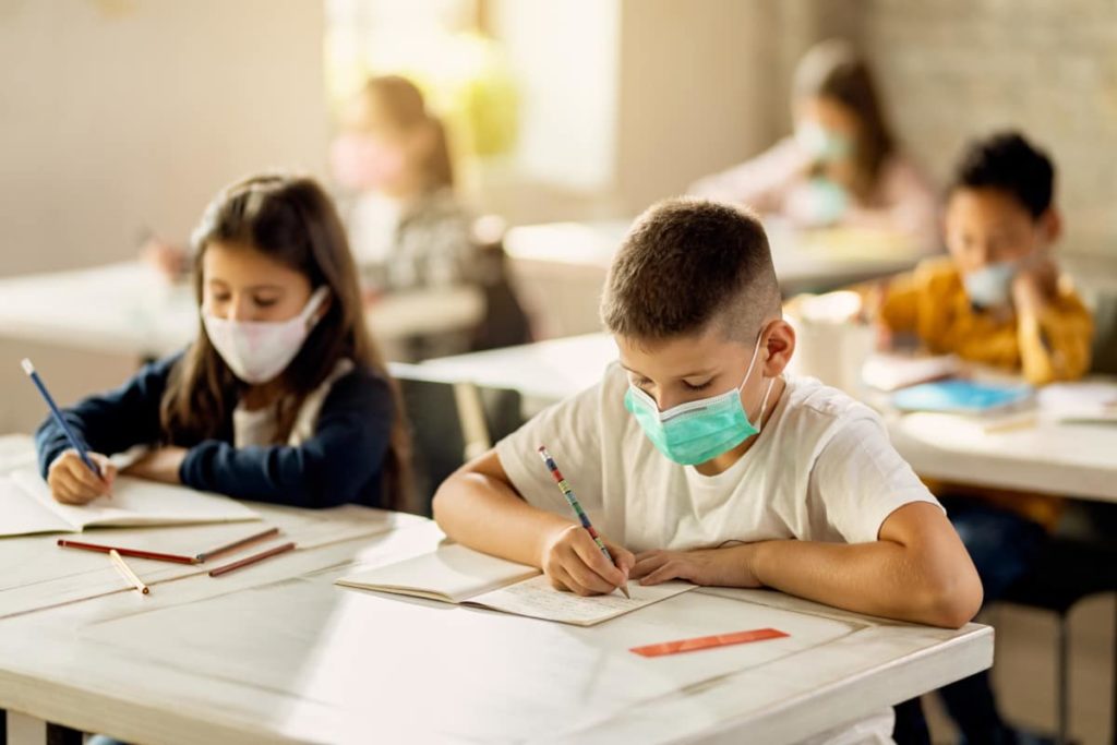 Si riparte senza mascherine: le scuole costrette a chiedere alle famiglie di comprarle
